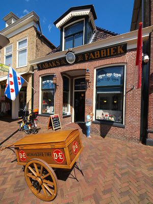 Hier, im gut erhaltenen Lädchen in der Midstraat in Joure, hat der internationale Ruhm des Kaffeebrenners Douwe Egberts seinen Ursprung. Die Firma ist immer noch in diesem gemütlichen friesischen Wassersportstädtchen angesiedelt.