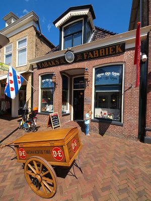 Ici, dans ce petit magasin bien conservé de la Midstraat à Joure, a pris naissance la gloire internationale du torréfacteur Douwe Egberts. L’entreprise a encore toujours un point d’ancrage dans ce lieu frison de sports aquatiques au charme bien réel.